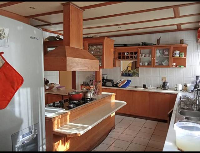 5 BEDROOM HOUSE FOR SALE IN DIEPKLOOF ZONE 4